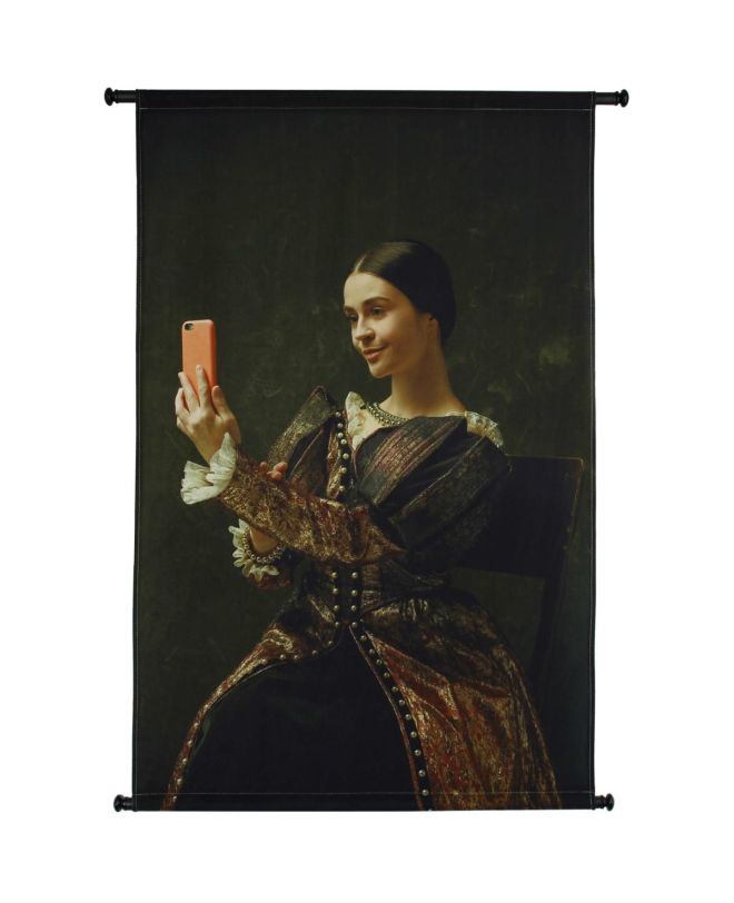 Διακοσμητικό Τοίχου Κρεμαστό Μεσαιωνική Γυναίκα Με Κινητό Καφέ Βελούδο 83x110cm